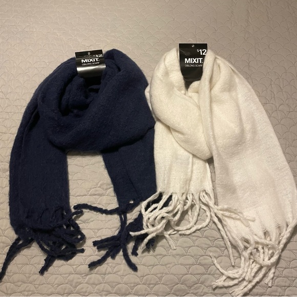 Super soft winter scarf, NWT, navy or ivory - Picture 7 of 8